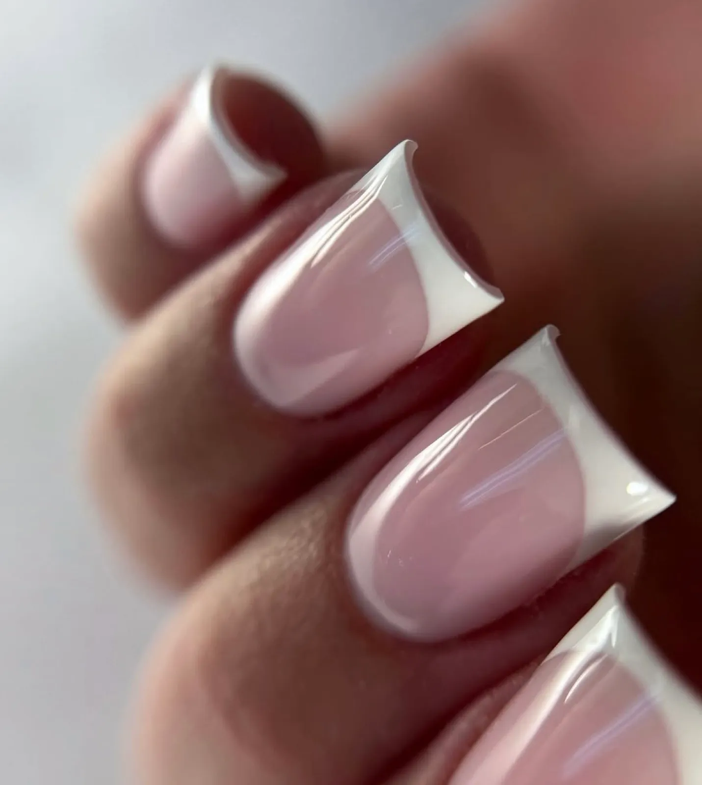 Manucure french aux pointes blanches précises, base rose lacté