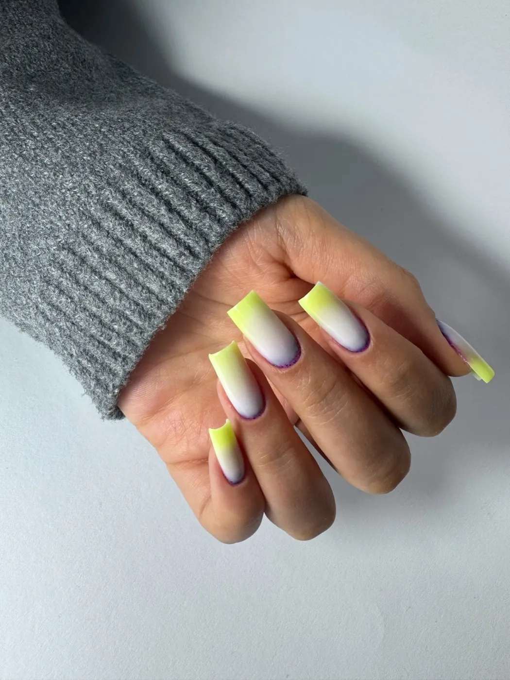 Pose gel avec dégradé jaune fluo sur base laiteuse