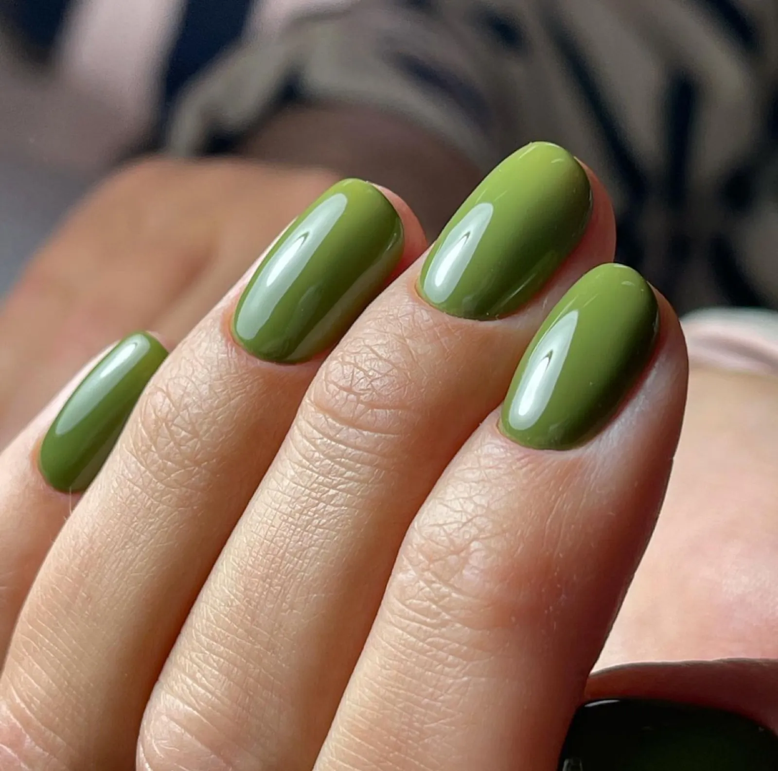Pose gel vert olive brillant, forme amande