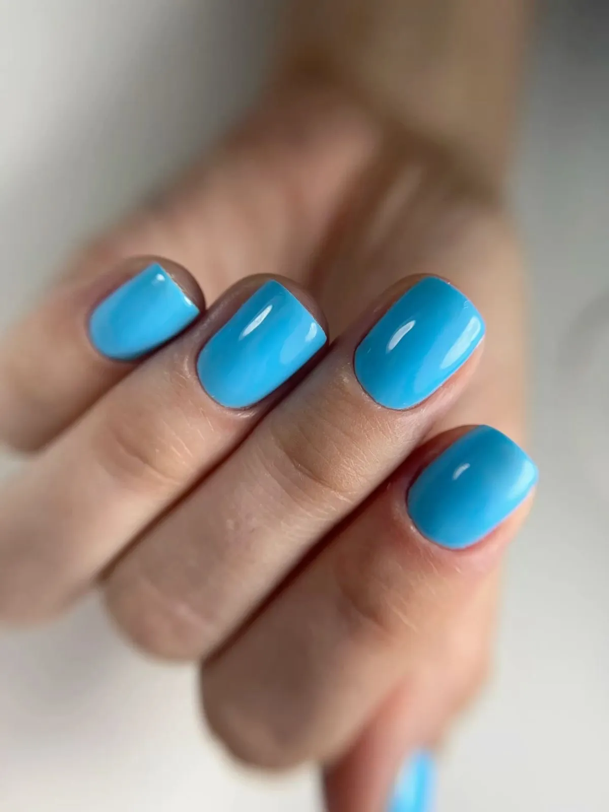 Semi-permanent bleu azur brillant sur ongles courts